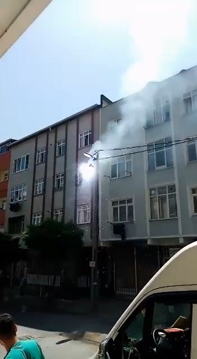 Sultangazi'de elektrik kabloları üzerine düştüğü minibüsü yakıyordu