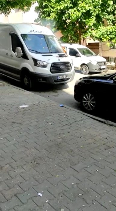 Sultangazi'de elektrik kabloları üzerine düştüğü minibüsü yakıyordu