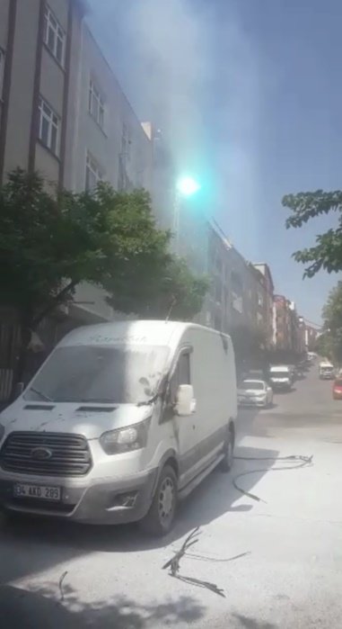 Sultangazi'de elektrik kabloları üzerine düştüğü minibüsü yakıyordu