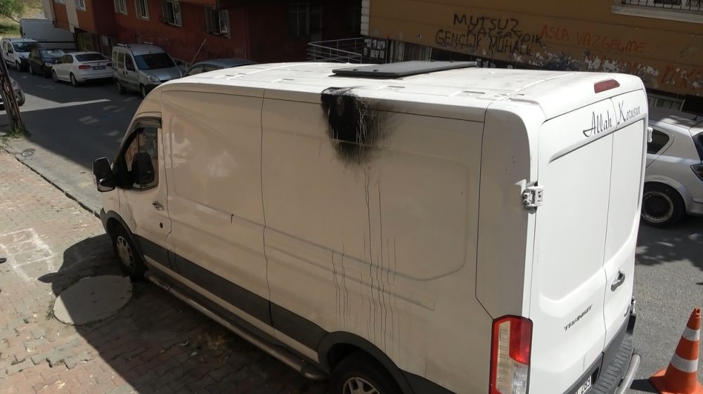 Sultangazi'de elektrik kabloları üzerine düştüğü minibüsü yakıyordu
