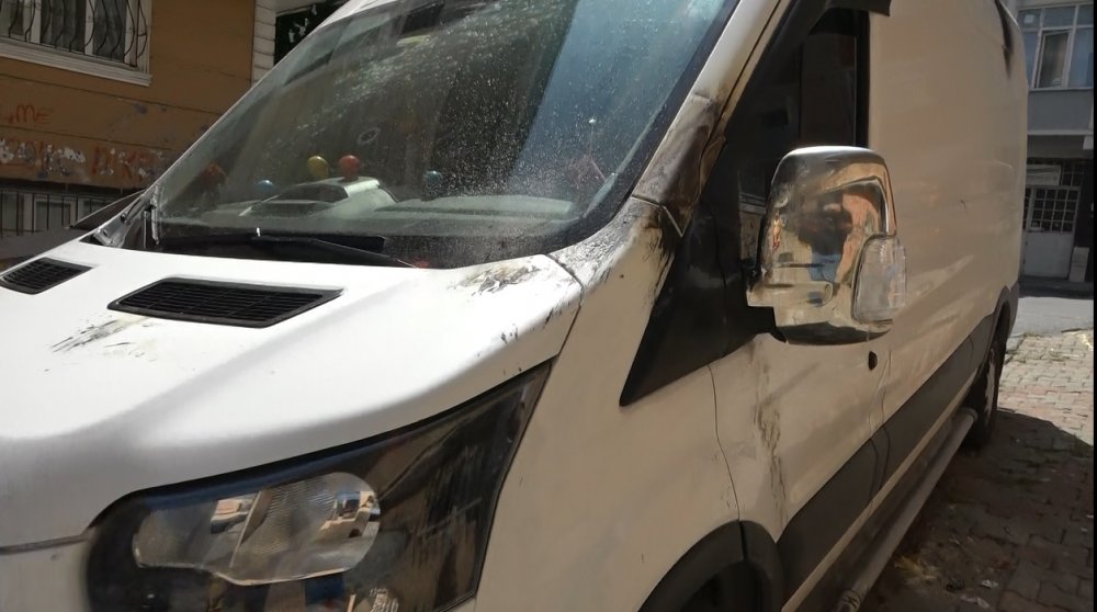 Sultangazi'de elektrik kabloları üzerine düştüğü minibüsü yakıyordu