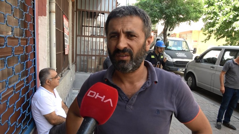 Sultangazi'de elektrik kabloları üzerine düştüğü minibüsü yakıyordu