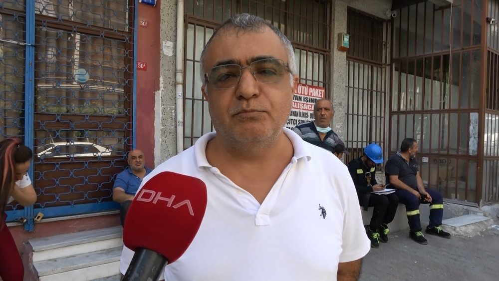 Sultangazi'de elektrik kabloları üzerine düştüğü minibüsü yakıyordu