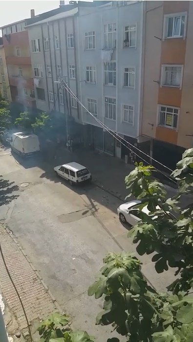 Sultangazi'de elektrik kabloları üzerine düştüğü minibüsü yakıyordu