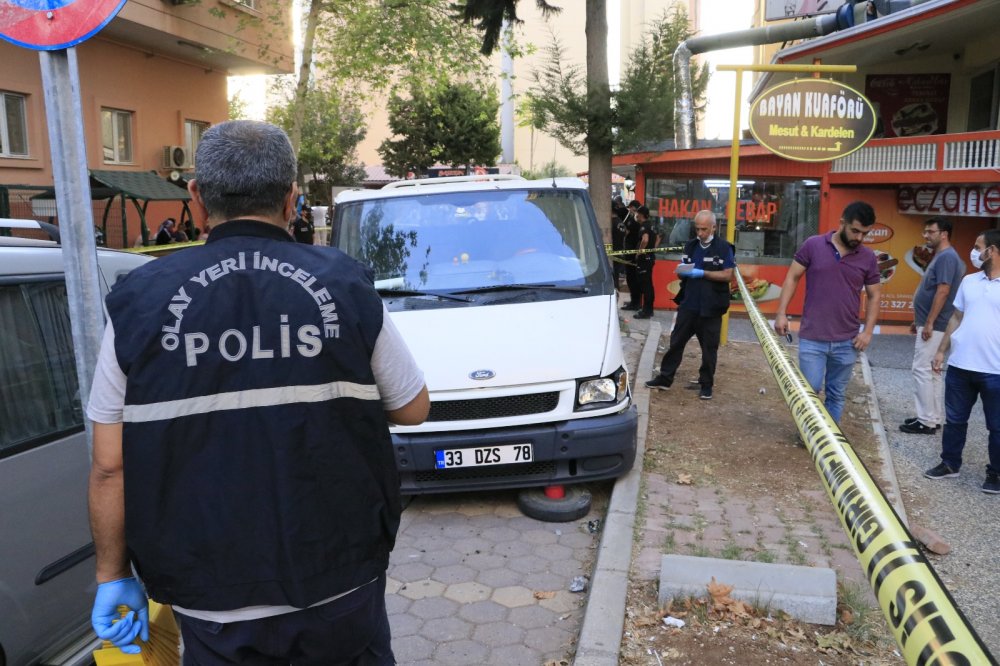 Baba ile oğlu hastane otoparkında silahlı saldırıya uğradı