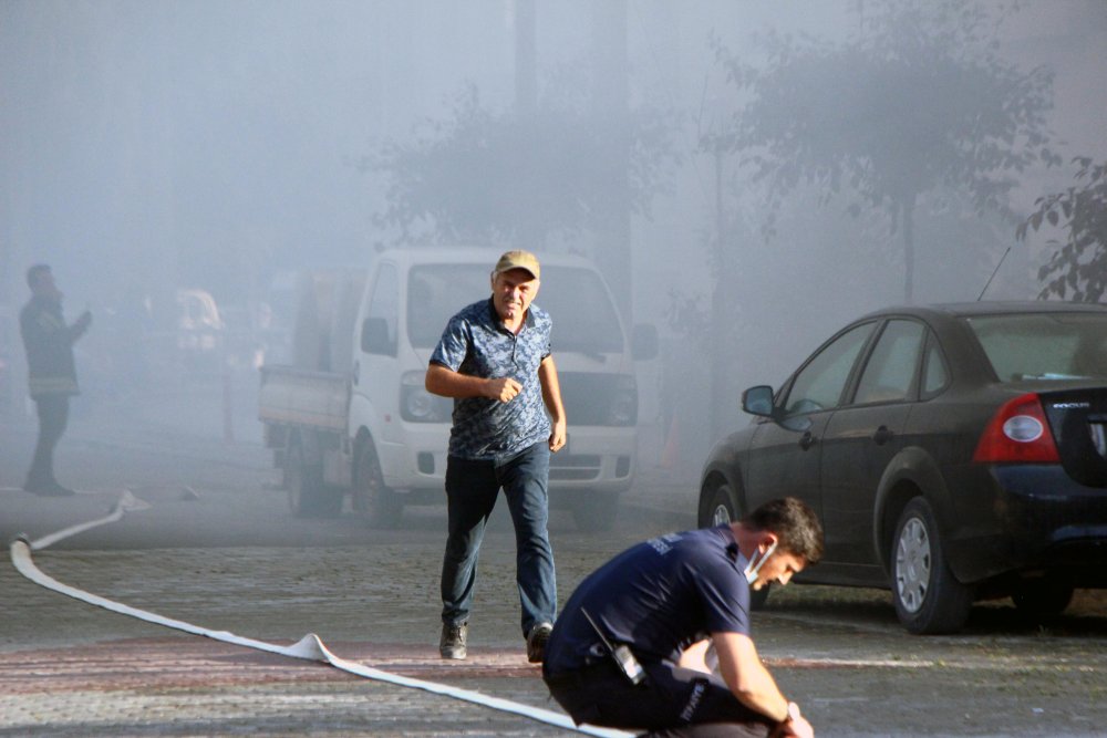 Bina yangınında hasta kadın battaniye ile taşınarak kurtarıldı