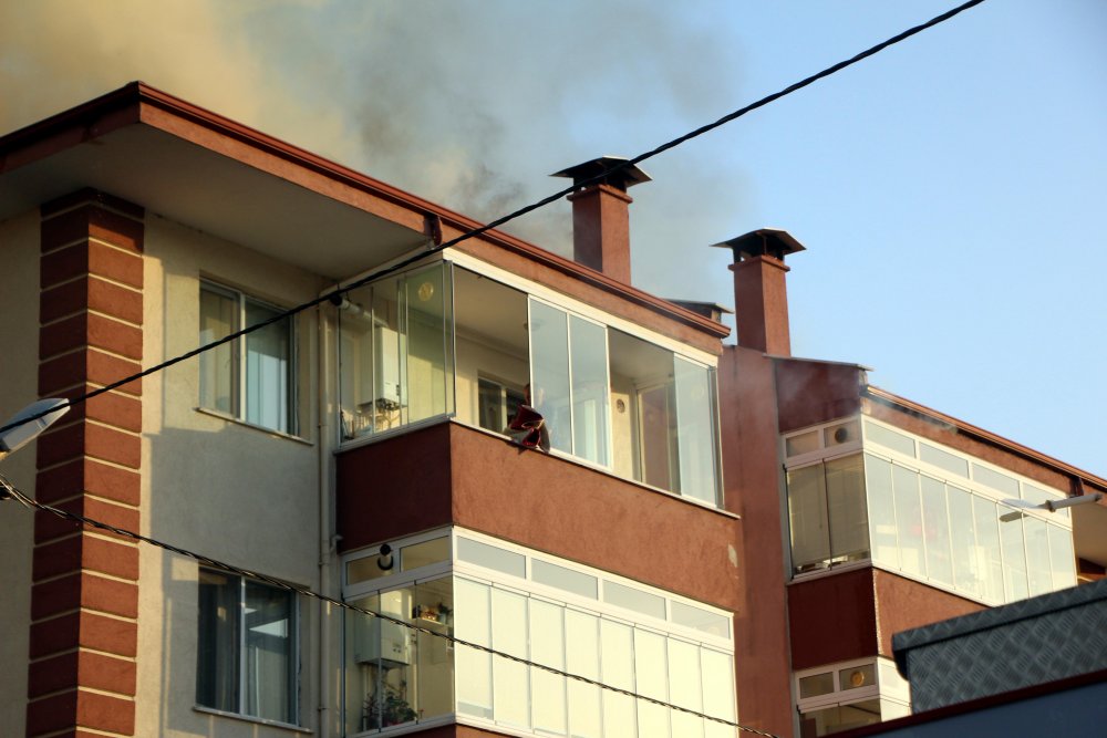 Bina yangınında hasta kadın battaniye ile taşınarak kurtarıldı
