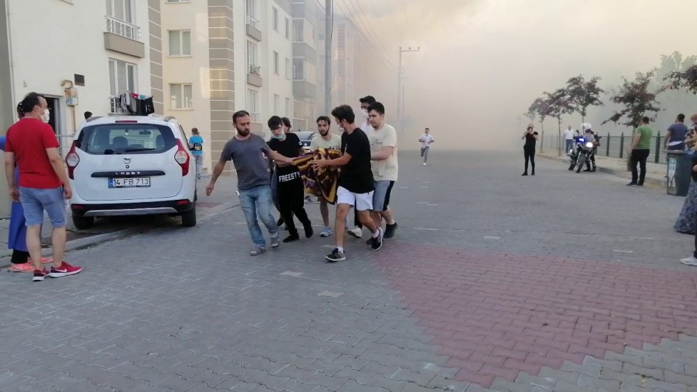 Bina yangınında hasta kadın battaniye ile taşınarak kurtarıldı