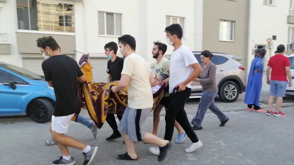 Bina yangınında hasta kadın battaniye ile taşınarak kurtarıldı