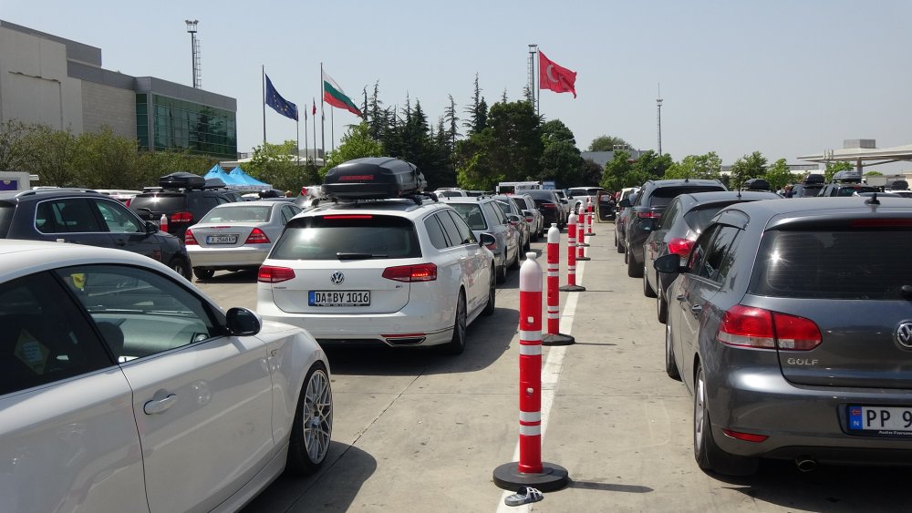 Yangında otellerinden tahliye edilen gurbetçiler buruk şekilde dönüşe geçti