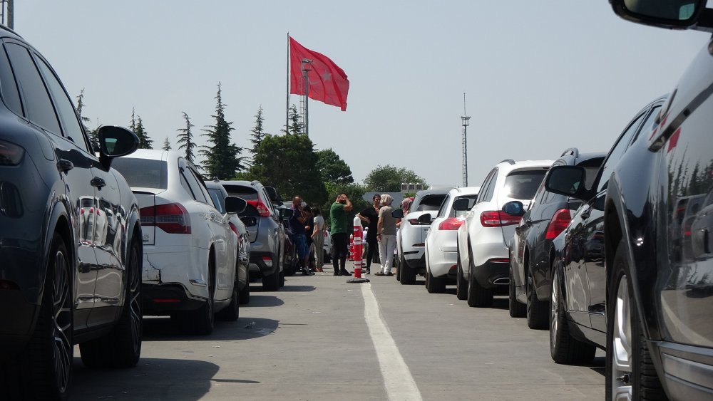 Yangında otellerinden tahliye edilen gurbetçiler buruk şekilde dönüşe geçti
