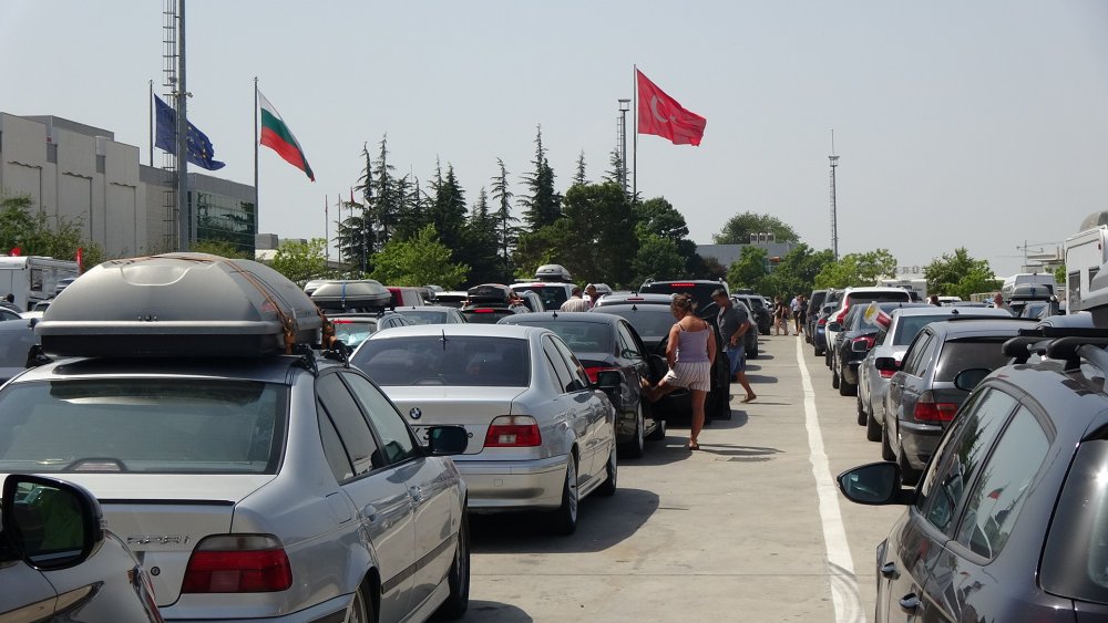 Yangında otellerinden tahliye edilen gurbetçiler buruk şekilde dönüşe geçti
