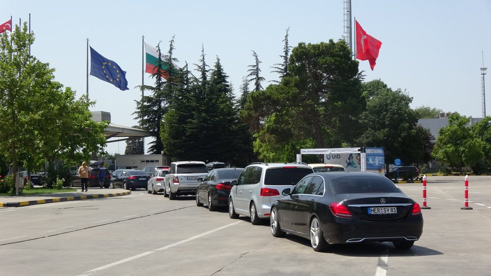 Yangında otellerinden tahliye edilen gurbetçiler buruk şekilde dönüşe geçti