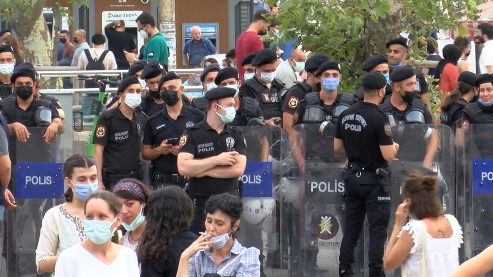 Kadıköy'de kadınlardan kadın cinayetleri eylemi