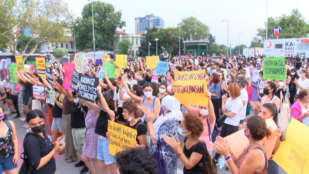 Kadıköy'de kadınlardan kadın cinayetleri eylemi