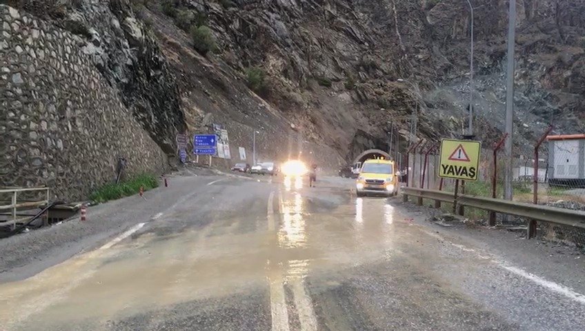 Artvin’de heyelan; tünel girişleri kapandı, ulaşım durdu