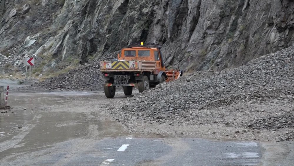 Artvin’de heyelan; tünel girişleri kapandı, ulaşım durdu