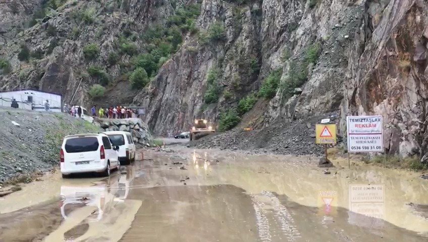 Artvin’de heyelan; tünel girişleri kapandı, ulaşım durdu