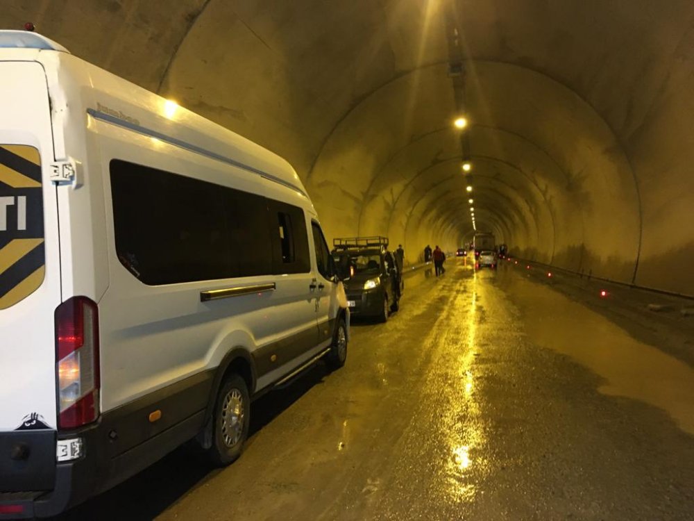 Artvin’de heyelan; tünel girişleri kapandı, ulaşım durdu