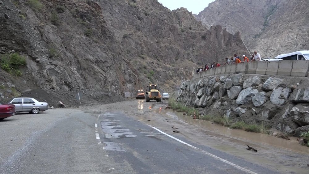 Artvin’de heyelan; tünel girişleri kapandı, ulaşım durdu