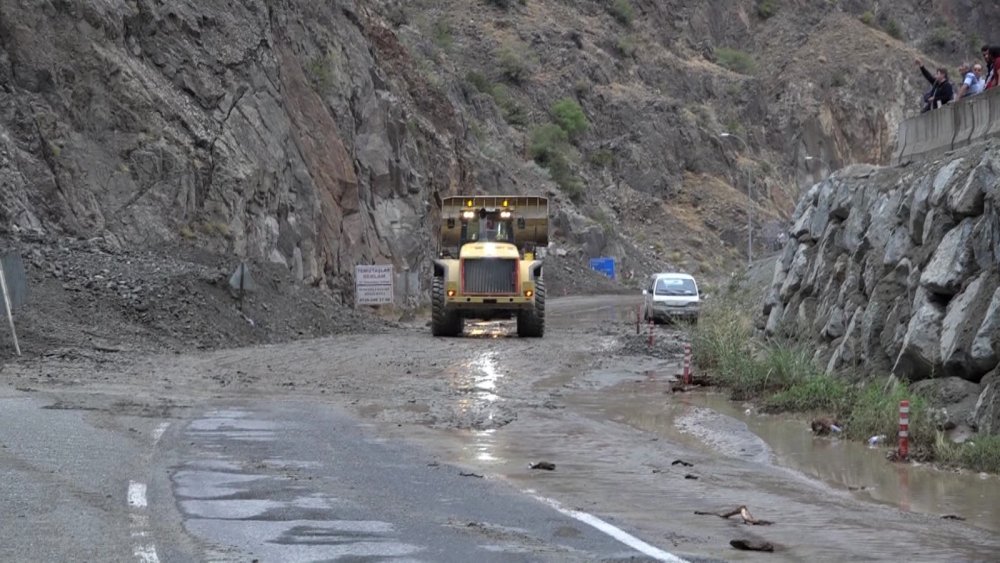 Artvin’de heyelan; tünel girişleri kapandı, ulaşım durdu