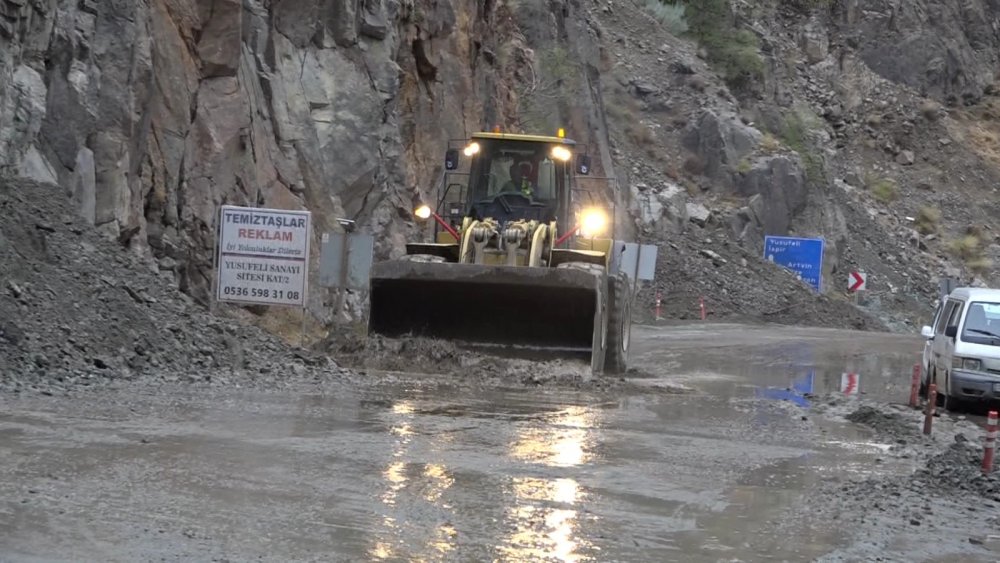 Artvin’de heyelan; tünel girişleri kapandı, ulaşım durdu