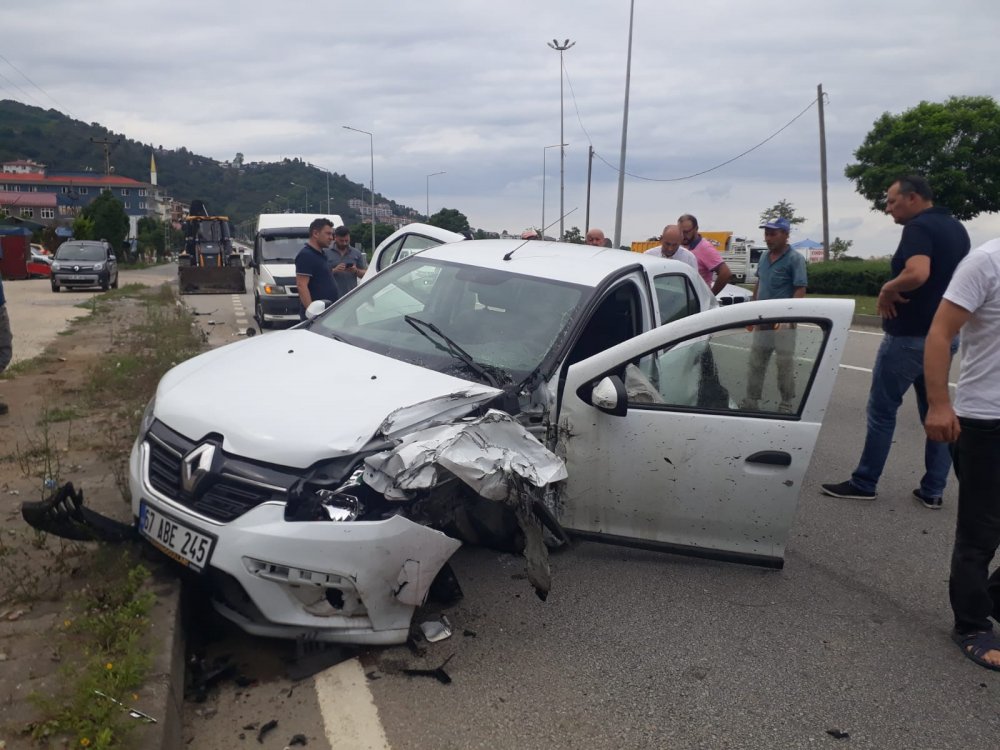 Otomobille çarpışan minibüs takla attı