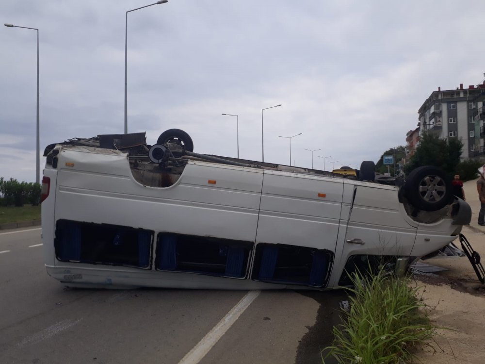 Otomobille çarpışan minibüs takla attı