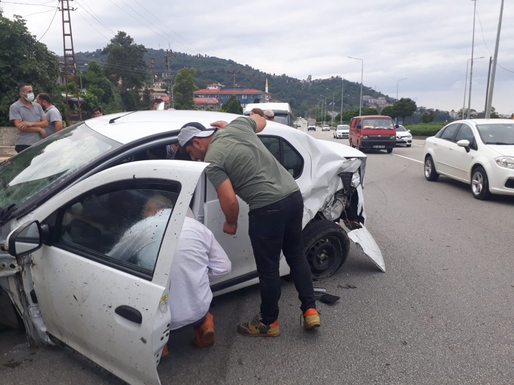 Otomobille çarpışan minibüs takla attı