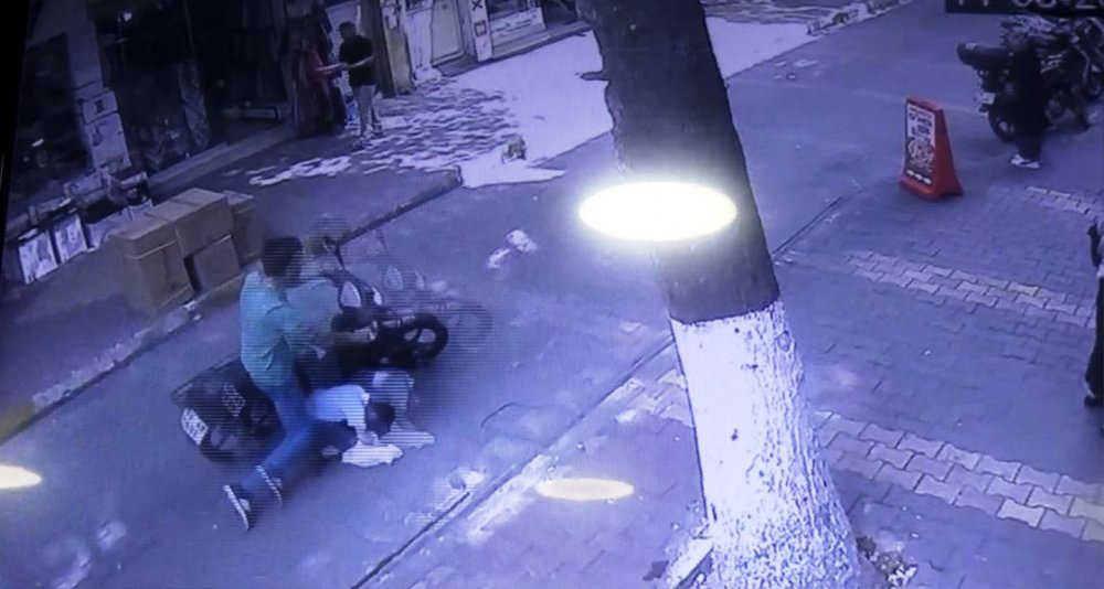 Motosikletin küçük Muhammed'e çarptığı kaza kamerada