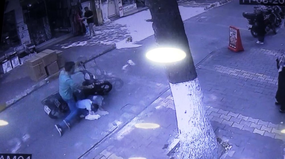 Motosikletin küçük Muhammed'e çarptığı kaza kamerada