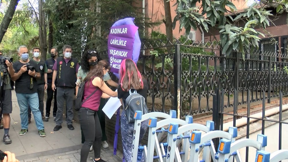 Kadınlar, Afganistan Başkonsolosluğu önüne mor çelenk bıraktı
