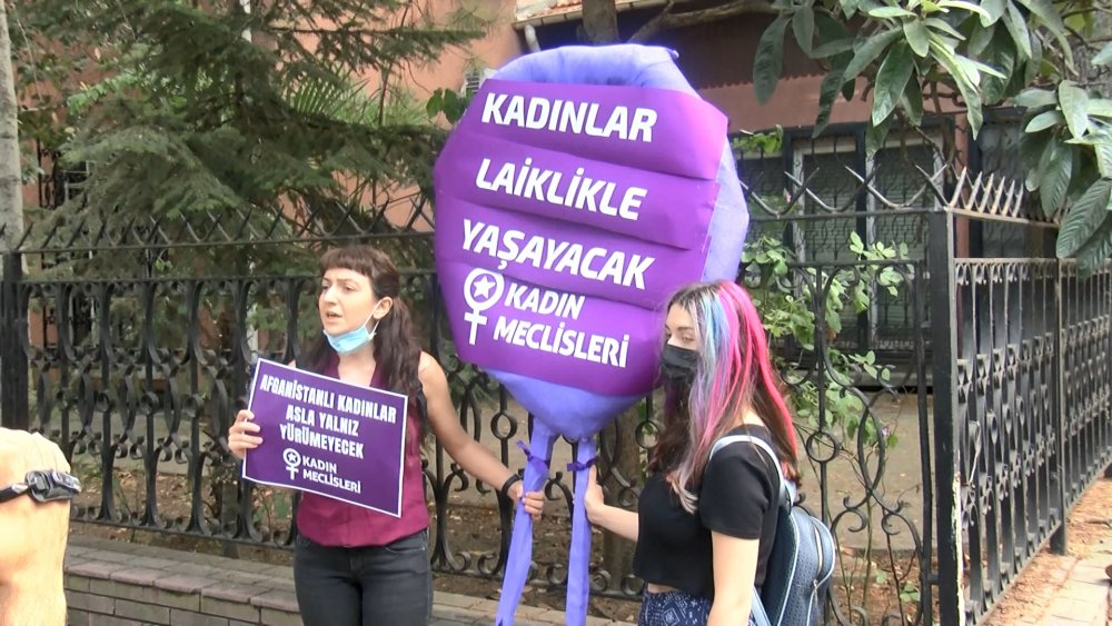 Kadınlar, Afganistan Başkonsolosluğu önüne mor çelenk bıraktı