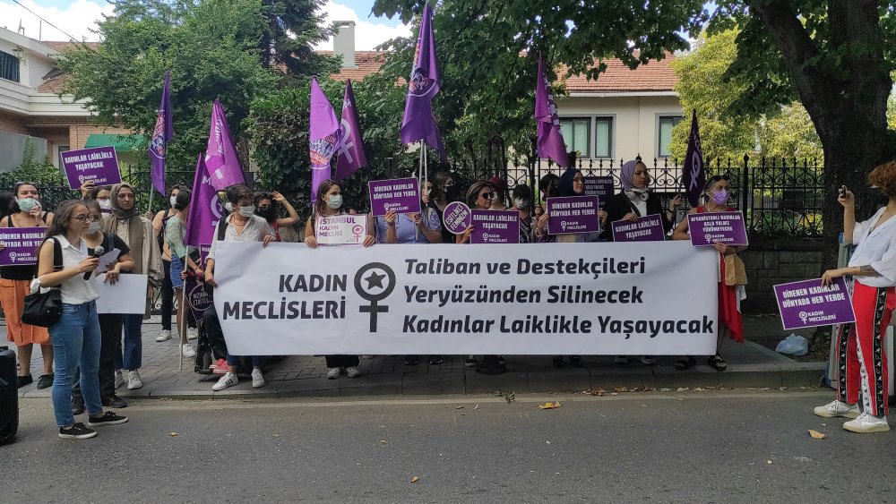 Kadınlar, Afganistan Başkonsolosluğu önüne mor çelenk bıraktı