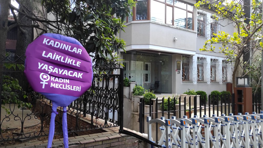 Kadınlar, Afganistan Başkonsolosluğu önüne mor çelenk bıraktı