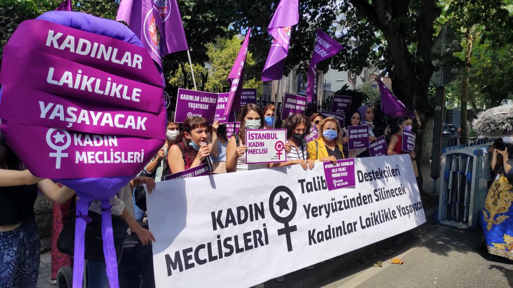 Kadınlar, Afganistan Başkonsolosluğu önüne mor çelenk bıraktı