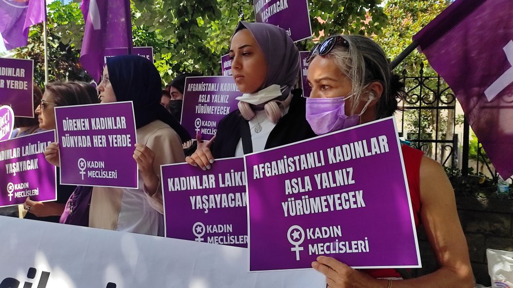 Kadınlar, Afganistan Başkonsolosluğu önüne mor çelenk bıraktı