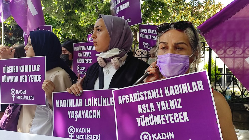 Kadınlar, Afganistan Başkonsolosluğu önüne mor çelenk bıraktı