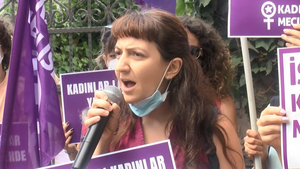 Kadınlar, Afganistan Başkonsolosluğu önüne mor çelenk bıraktı
