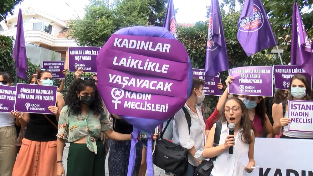 Kadınlar, Afganistan Başkonsolosluğu önüne mor çelenk bıraktı
