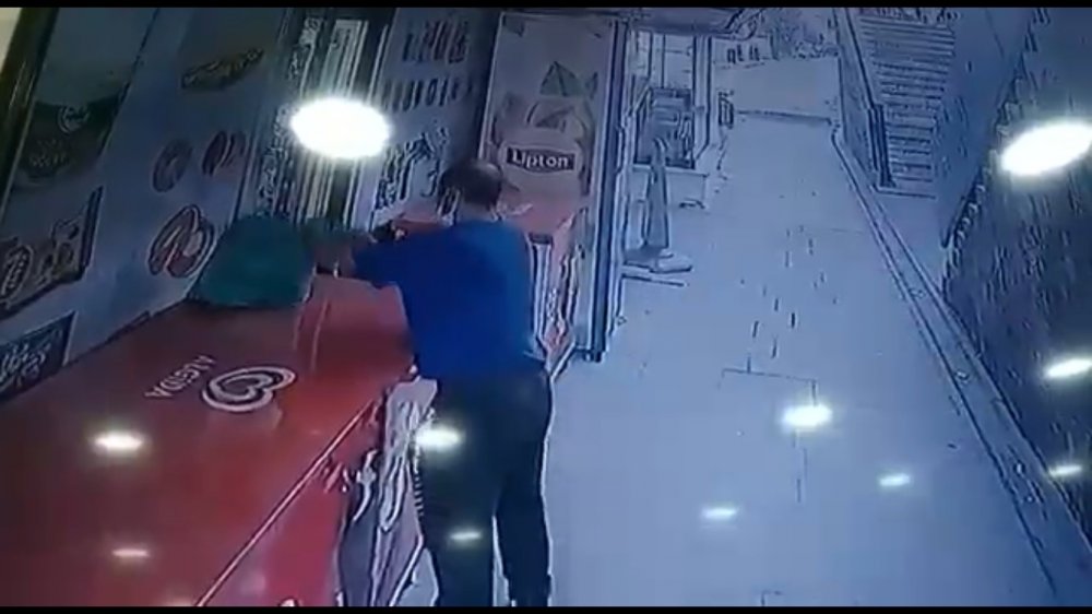 Küçükçekmece'de marketin önündeki poşetten parayı böyle çaldı