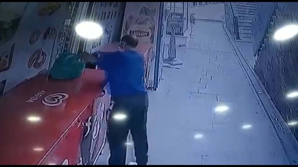 Küçükçekmece'de marketin önündeki poşetten parayı böyle çaldı