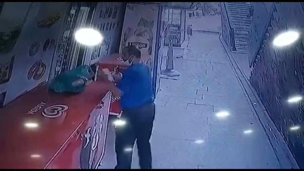 Küçükçekmece'de marketin önündeki poşetten parayı böyle çaldı