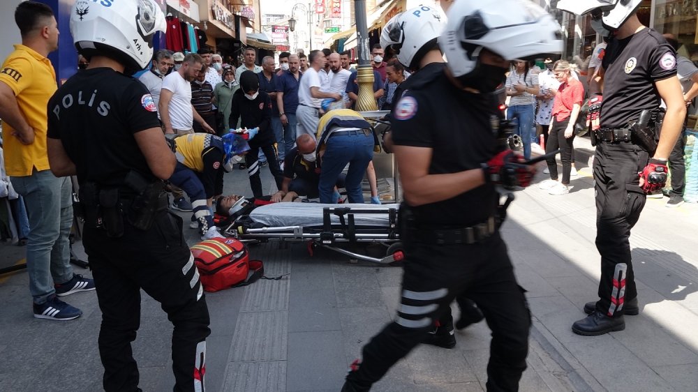 Sokakta silahlı saldırıda sırtından vuruldu