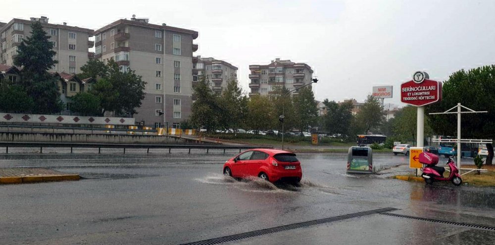 Tekirdağ'da 15 dakikalık sağanak hayatı olumsuz etkiledi