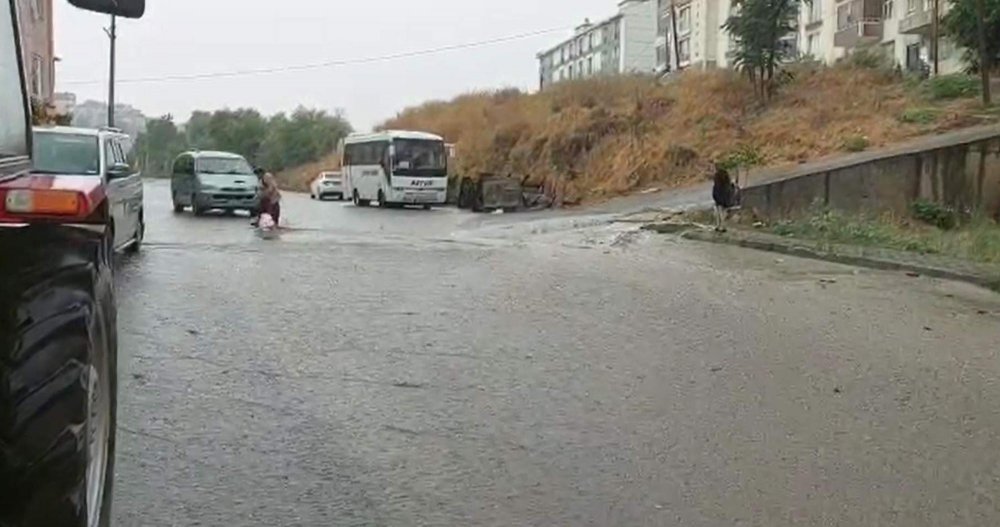 Tekirdağ'da 15 dakikalık sağanak hayatı olumsuz etkiledi