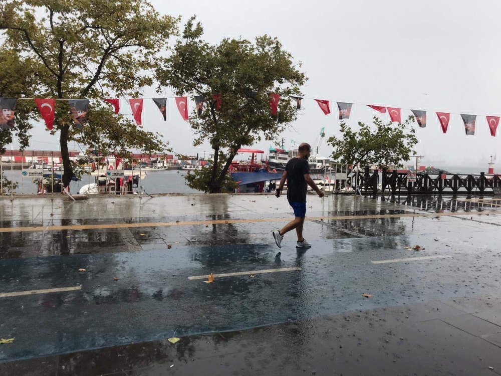 Tekirdağ'da 15 dakikalık sağanak hayatı olumsuz etkiledi