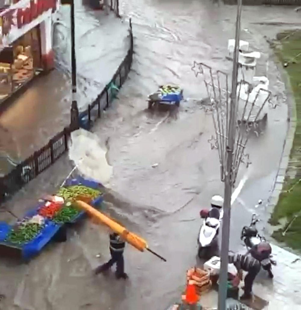 Tekirdağ'da 15 dakikalık sağanak hayatı olumsuz etkiledi