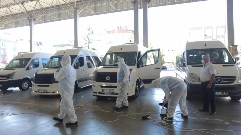 ANTALYA BÜYÜKŞEHİR OKUL SERVİS ARAÇLARINI DEZENFEKTE ETTİ