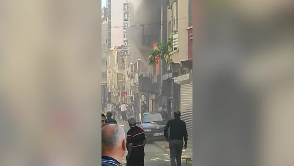 KIRIKKALE’DE İTFAİYE ERİ YANGINDA MAHSUR KALAN KİŞİYİ SIRTINDA TAŞIYARAK KURTARDI